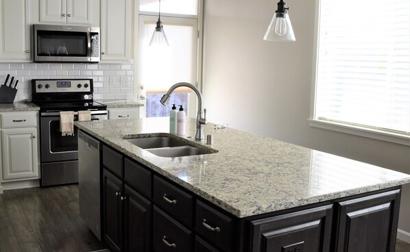 Fridge, microwave, oven, stovetop - Stylish modern home- explore PNW Hike work from home or explore nearby wineries (Battle Ground)