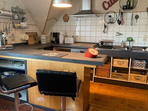 Fridge, oven, stovetop, coffee/tea maker