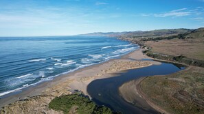 Plage à proximité, chaises longues, serviettes de plage