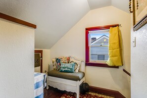 Interior - Historic studio with kitchenette & easy parking - near dining & walk to downtown (Savannah)