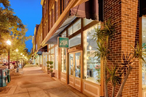 Historic studio with kitchenette & easy parking - near dining & walk to downtown