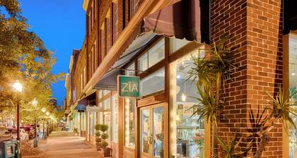 Historic studio with kitchenette & easy parking - near dining & walk to downtown