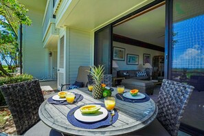 Outdoor dining - First-floor condo w/ ocean view, washer/dryer, &  outdoor pool (Koloa)