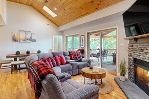 Flachbildfernseher, Kamin, Videospiele, DVD-Player