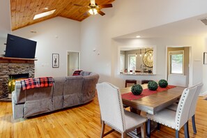 Dining - Serene gem with year-round mountain views, game room & theater (Beech Mountain)