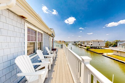 Town of Fenwick island home on the water with dock & central A/C - dogs OK