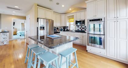 Town of Fenwick island home on the water with dock & central A/C - dogs OK