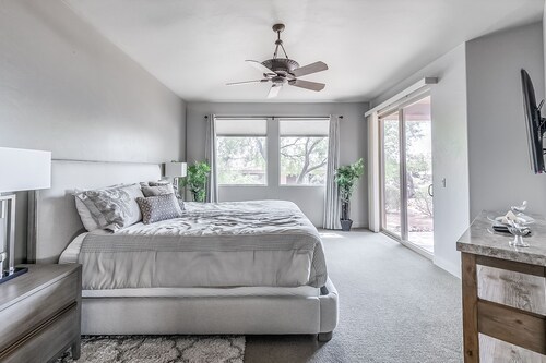 Desert gem near Zion with pool/hot tub access, fast WiFi & AC