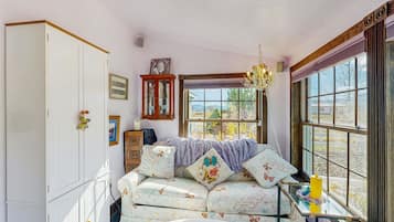 Una televisión, libros, un reproductor estéreo