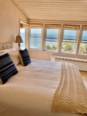 3 slaapkamers, een strijkplank/strijkijzer, gratis wifi, beddengoed