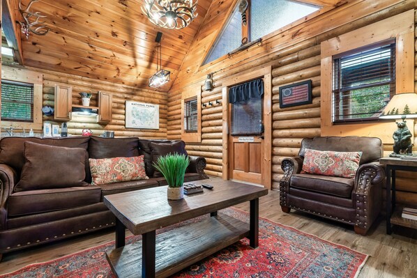 Smart TV, fireplace - Hot Tub Cabin • Walk to Attractions • No Scary Roads • Great Location! (Pigeon Forge)