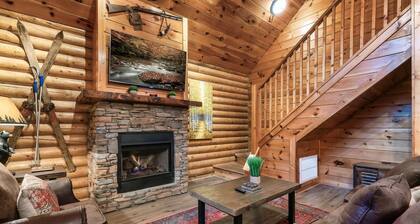 Hot Tub Cabin • Walk to Attractions • No Scary Roads • Great Location!