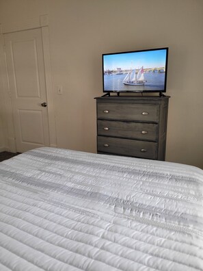 2 habitaciones, escritorio, tabla de planchar con plancha y wifi gratis 