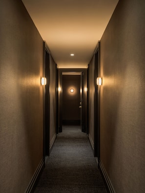 Standard Room, 1 Queen Bed | Hallway