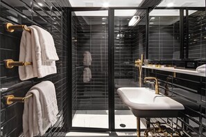 Hair dryer, bathrobes, slippers, towels - The Moore, a Member of Design Hotels (New York)