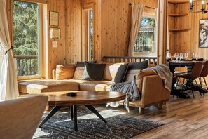 Smart TV, fireplace, video games, books - New Remodel*Arcade*Hot Tub*Air Conditioning*Lake 2 Miles*Mountain Views/Trails (Big Bear)