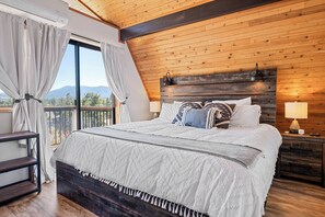 5 bedrooms, desk, iron/ironing board, travel cot - New Remodel*Arcade*Hot Tub*Air Conditioning*Lake 2 Miles*Mountain Views/Trails (Big Bear)