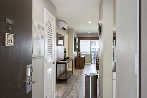 Interior - *25% Off-Steps to Beach-AC in Every Room-Remodeled (Kihei)