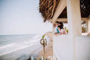 A beachside structure with a thatched roof overlooking the ocean. - Hotel Bungalows Marbella Costa Esmeralda (Tecolutla)
