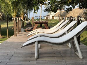 2 piscines extérieures, chaises longues