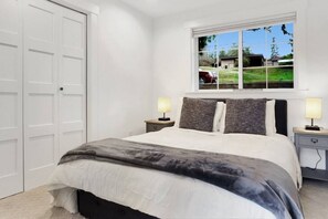 3 bedrooms, desk, iron/ironing board, free WiFi