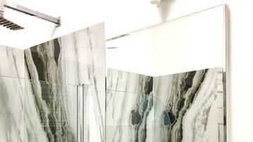 Chuveiro/banheira combinados, secador de cabelo, toalhas de banho