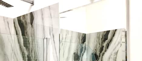 Ensemble baignoire-douche, séchoir à cheveux, serviettes fournies