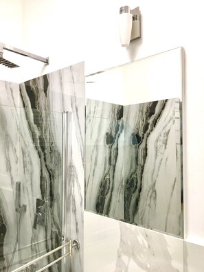 Combined shower/bathtub, hair dryer, towels