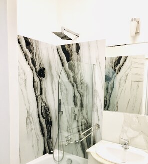 Combined shower/bathtub, hair dryer, towels
