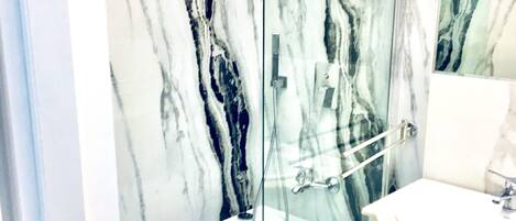 Kombinert dusj/badekar, hårføner og håndklær