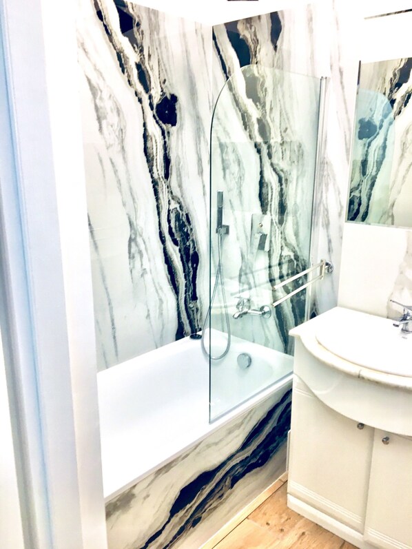 Combined shower/bathtub, hair dryer, towels