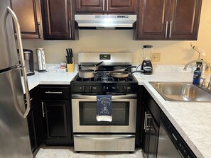 Refrigerador, microondas, horno y parrilla de estufa 