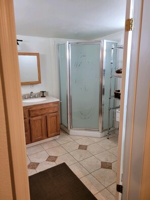 Combinazione doccia/vasca, asciugacapelli, asciugamani, sapone