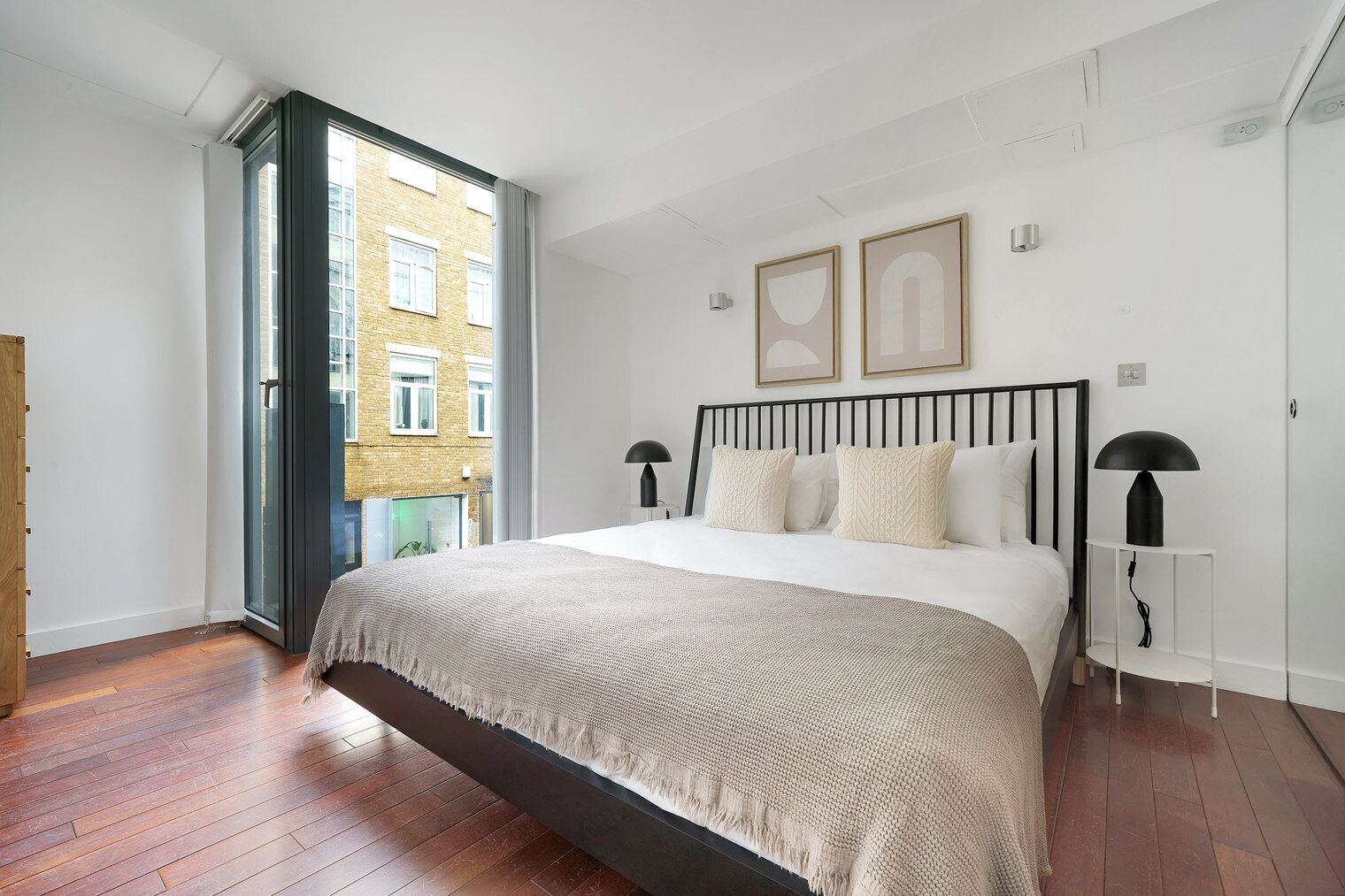 1 slaapkamer, een strijkplank/strijkijzer, wifi, beddengoed