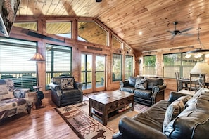 Smart TV, fireplace, video games, DVD player - Cabin With Spectacular Mountain and Valley Views (Sevierville)