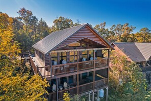 Property grounds - Cabin With Spectacular Mountain and Valley Views (Sevierville)