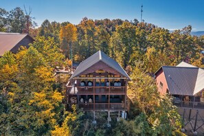 Exterior - Cabin With Spectacular Mountain and Valley Views (Sevierville)