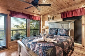 5 soverom, senger med overmadrass og strykejern/-brett