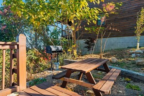 Outdoor dining - Cabin With Spectacular Mountain and Valley Views (Sevierville)