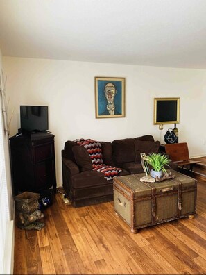 Living area - Artistic Uptown STUDIO in West Village on Katy Trail..! (Dallas)