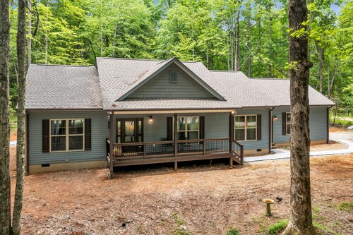 New Build House with Hot Tub / Kayaks near Private Lake