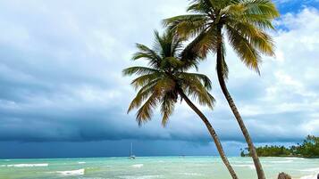 En la playa, camastros y toallas de playa