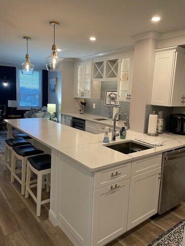 Annapolis Condo walking distance to downtown with excellent water view!