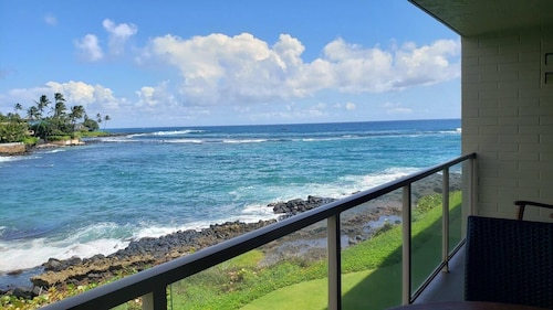 Refreshed Ocean Front Condo with AC, enjoy the ocean from your own private lanai