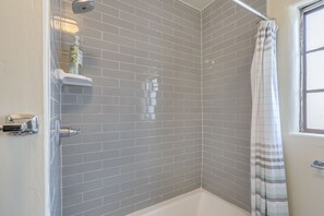 Ensemble douche/baignoire, sèche-cheveux, serviettes fournies, savon