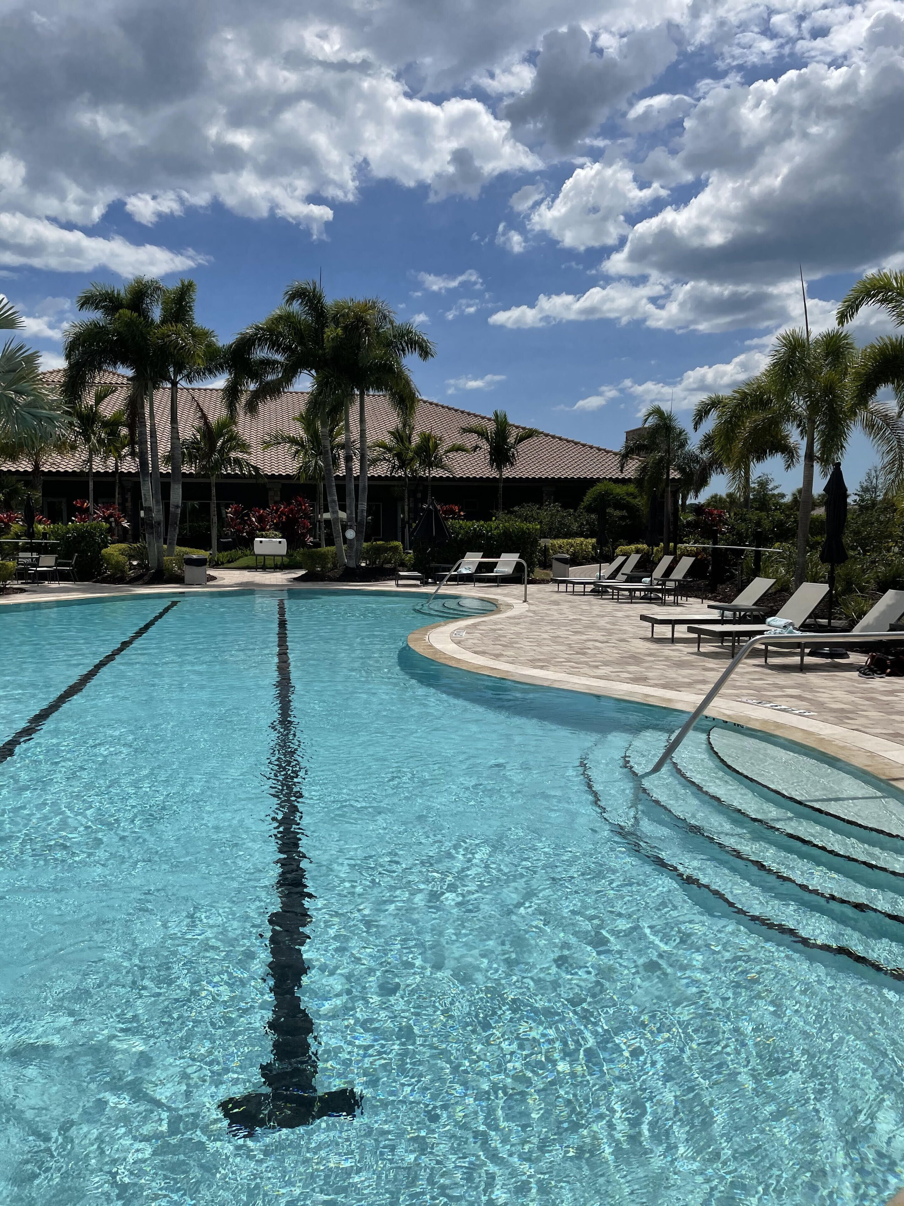 Een buitenzwembad en een verwarmd zwembad