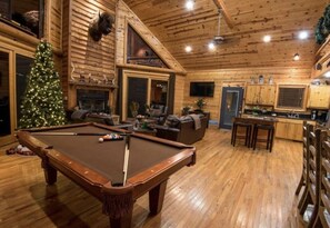 Games room - Pine Creek Lodge Luxury Cabin (Broken Bow)