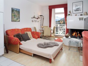 Una televisión, una chimenea