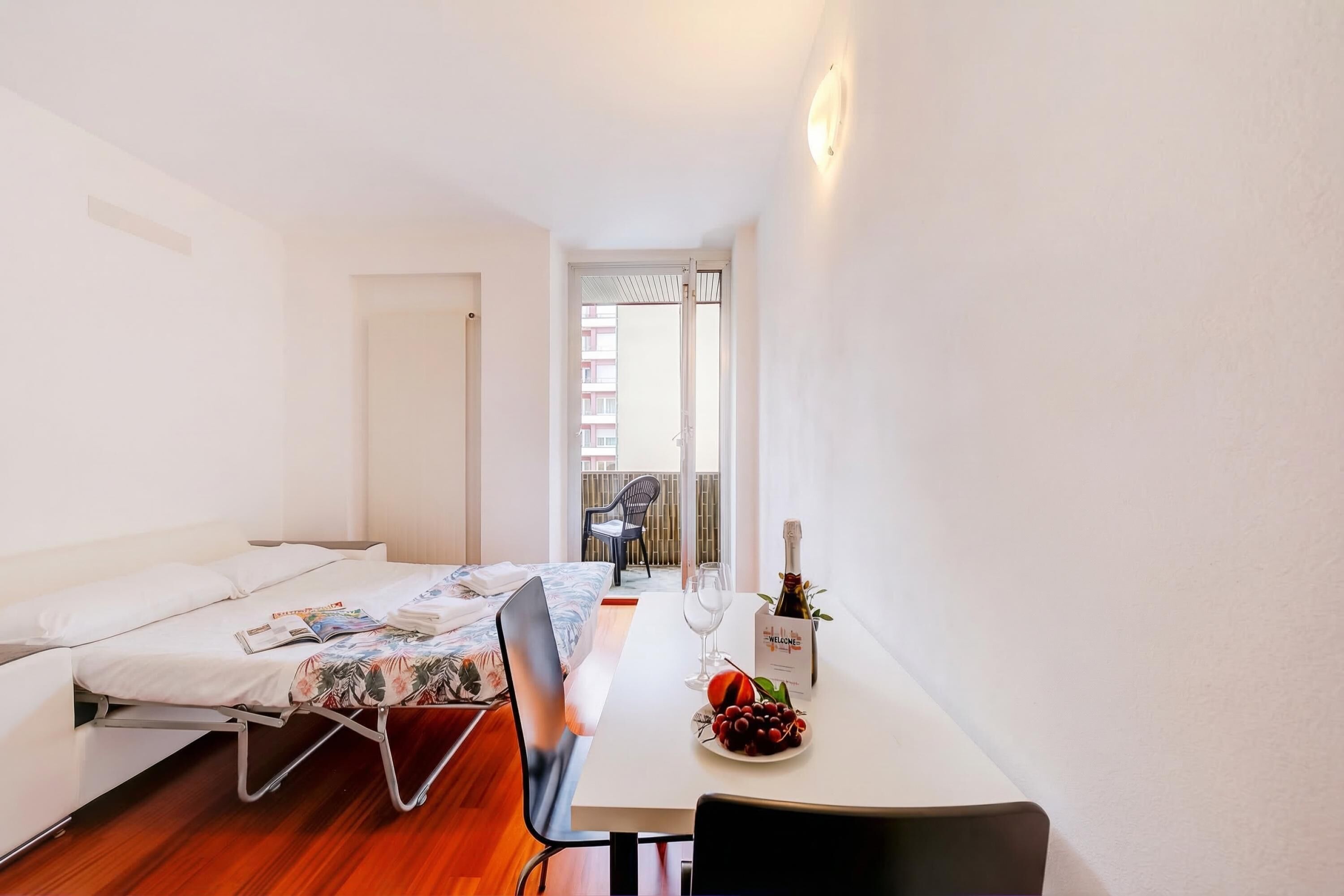 Tabla de planchar con plancha, wifi gratis y ropa de cama 