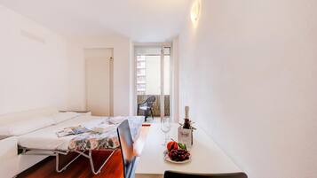 Tabla de planchar con plancha, wifi gratis y ropa de cama